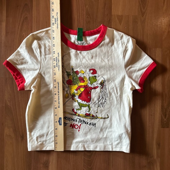 ๐ Cropped Grinch T-shirt size small - Picture 2 of 6